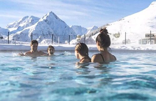 Mont-de-Lans Apartamento | Belambra Clubs Les 2 Alpes Les Crestes - All inclusive - Premium Room 2 Adults and 2 Children Room Night View