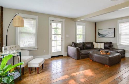 Chagrin Falls Casa | Bell Street by the Falls