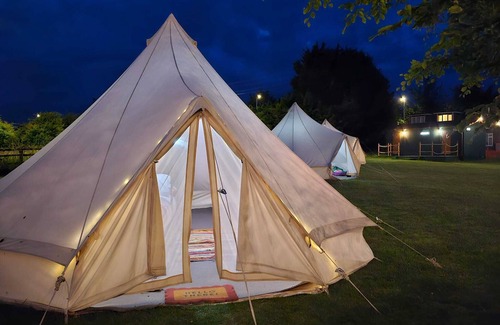 Durrington Alquiler De RV | Tienda de campaña-Communal washrooms-Vista al campo-Bell Tent