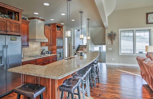 Sturgis Casa | ¡Amplia casa de Black Hills Forest con terraza y parrilla!