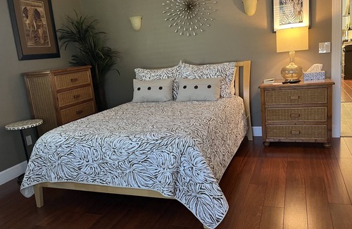 Stuart Cama Y Desayuno | Bella's B&B a Tropical Treasure HABITACIÓN # 2 sin tarifas Cama Queen, baño privado