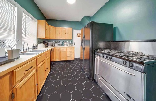 Garfield Heights Casa | Bella - Stylish Modern Retreat in Garfield Heights