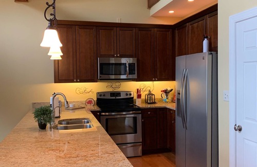 Greers Ferry Cabina | Hermoso condominio LAKEFRONT con terraza y deslizamiento en barco privado!
