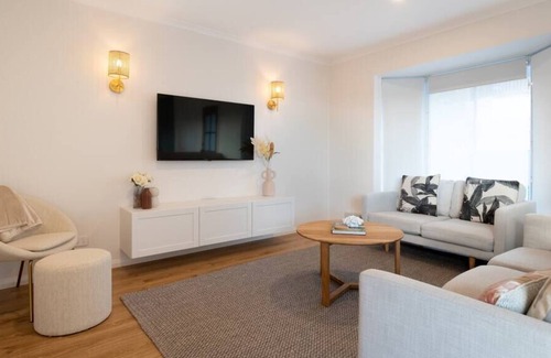 Trevallyn Casa | Belleview - stylish family/group retreat + studio