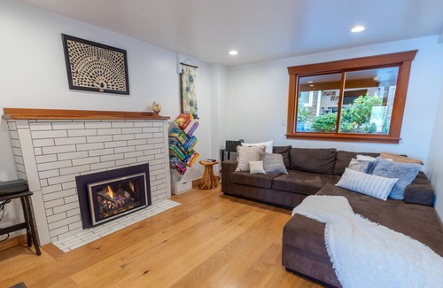 Northeast Bellevue Villa | Bellevue Lakeside Casa + Casita w/hot tub & 50ft private beach