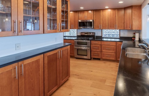 Northeast Bellevue Villa | Bellevue Lakeside Casa + Casita w/hot tub & 50ft private beach