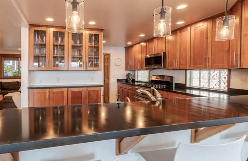 Northeast Bellevue Villa | Bellevue Lakeside Casa + Casita w/hot tub & 50ft private beach