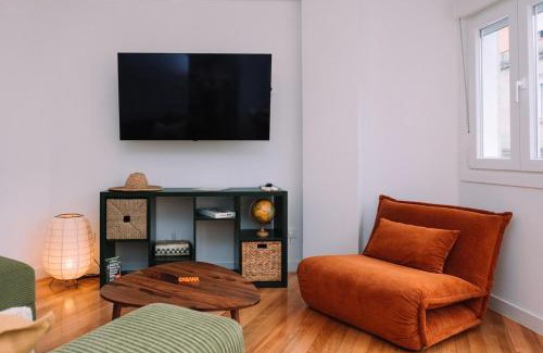 Santiago de Vigo Apartamento | Belleza cerca del centro en Vigo by CABANA Rentals