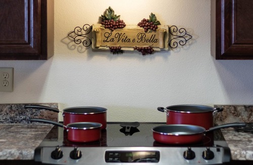 Lubbock Apartamento | Bellissimo Tuscan Getaway - ADA - King bed Close to food