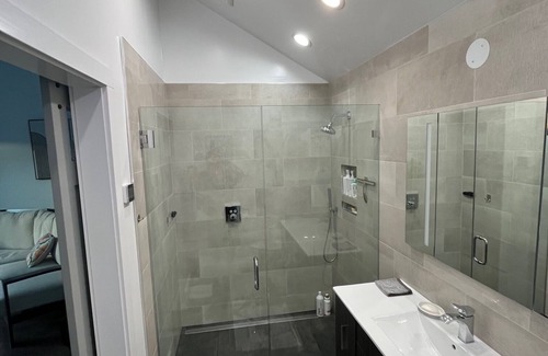Belmont Apartamento | Belmont Master Studio Suite centrally located in the Bay Area.