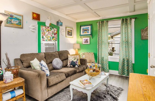 Old East Hill Casa | Belmont Petite Maison Quaint 1Bed 1 Bath Cottage