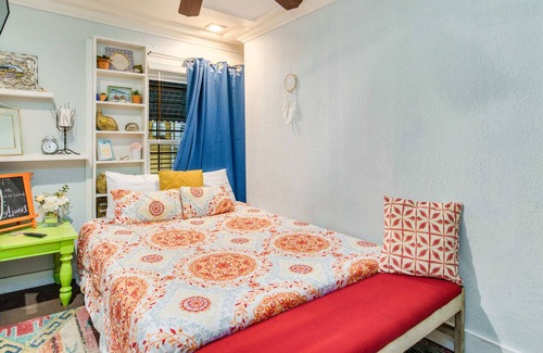 Old East Hill Casa | Belmont Petite Maison Quaint 1Bed 1 Bath Cottage
