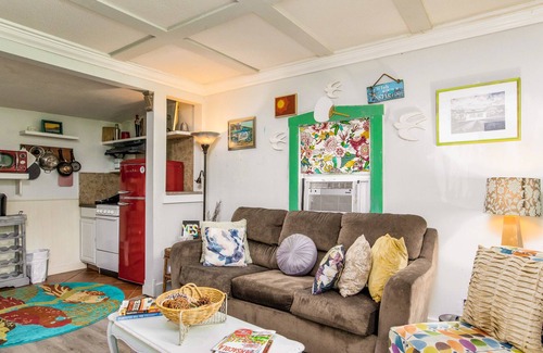 Old East Hill Casa | Belmont Petite Maison Quaint 1Bed 1 Bath Cottage