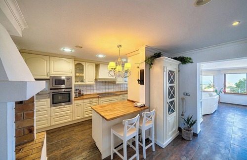 La Colina Villa | Belmonte Lux Villa familiar con vistas al mar, piscina, terraza y Wi-Fi