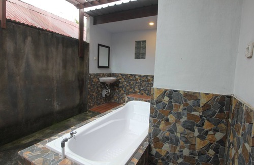 Banyuasri Hotel | Belvilla Serenity Resort