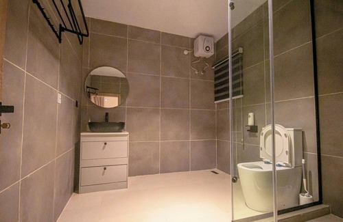 Etete Apartamento | Benin City Blissful Apartment - Cozy 2BR Retreat