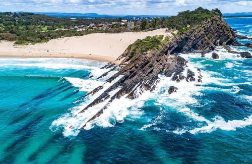 Forster Casa | Bennett's Bliss - Soak in Breathtaking Ocean View