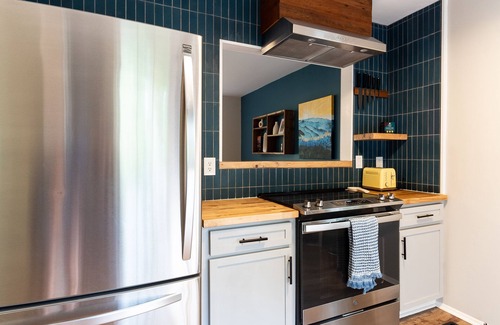 Bent Creek Casa | Bent Creek Bungalow - Hot Tub, Ping Pong, Foosball, Firepit, and more!