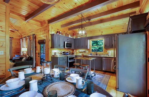 Foxfire Estates Cabina | Bentley's Retreat On Overlook