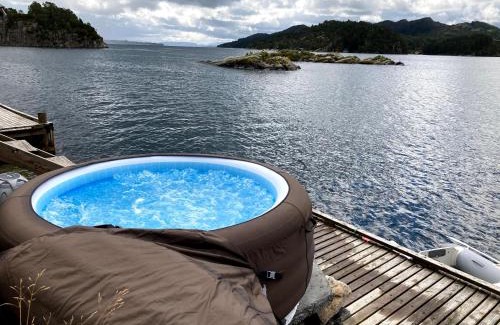 Fjell Casa | Bergen/Sotra:Waterfront cabin(s).Boat.Fish.Jacuzzi