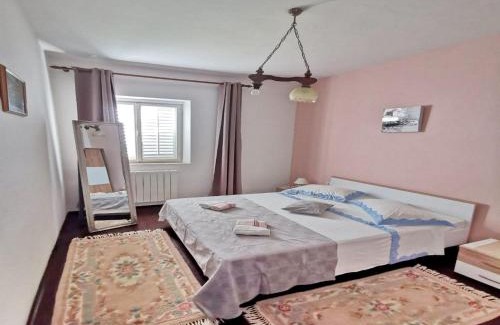Brna Apartamento | Bertie's Lodge - Four Bedroom Apartment A4