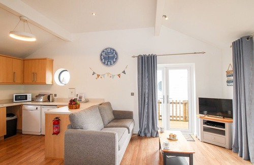 Eype Cabaña | BESIDE THE SEA, family friendly, character holiday cottage in Eype