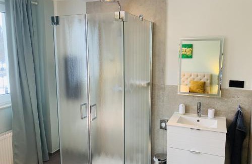 Mettmann Apartamento | BESOTEL Mettmann- 20 Wohnungen 2 Standorte 35 Schlafzimmer 29 Badezimmer 52 Betten für 73 Gäste