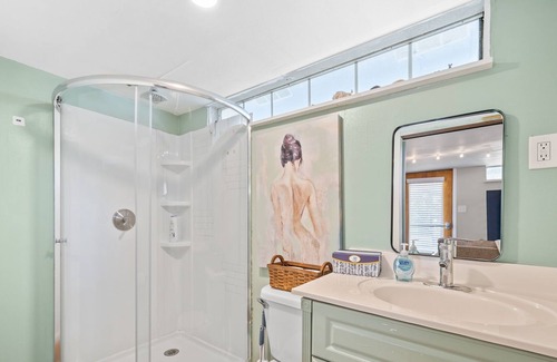 Fairhope Cabaña | Best Cottage In Fairhope! 65" TV + Free Roku Apps, Loft Bed, Close To Everything
