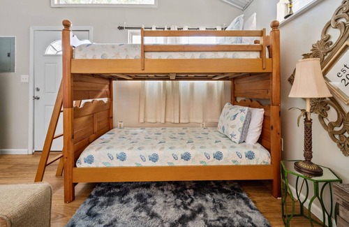 Fairhope Cabaña | Best Cottage In Fairhope! 65" TV + Free Roku Apps, Loft Bed, Close To Everything