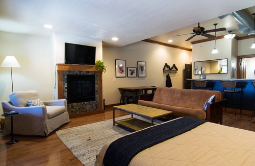 Pagosa Springs Condominio | Best downtown studio, Fireplace