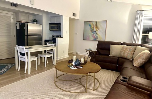 Oxford Condominio | Best Game Weekend Location! Walk to the Game! Recently Remodeled 3BR with 4 Beds