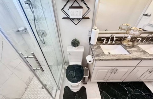 Sugar Land Casa | Best King Bedroom near Sugarland Center and Houston hotspot / papasan / fridge