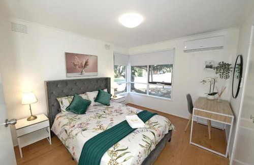 Hallam Casa | Best Location Entire House Staycation Parkland Surrounding