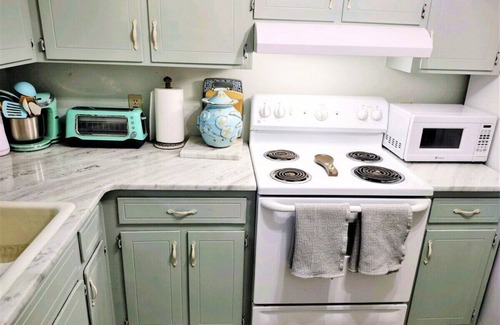 Old Town Casa | BEST location Quiet Cottage Pets Kitchen