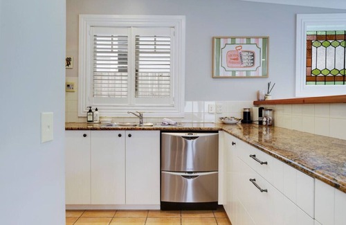 Devonport Casa | Best of Both Worlds` Gorgeous Villa near Beaches