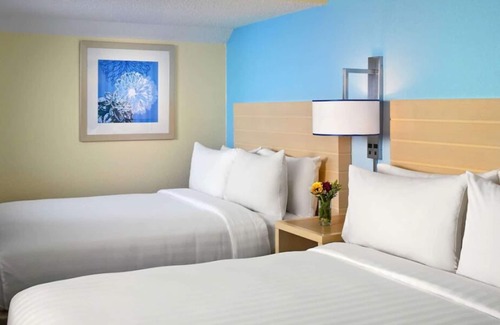 Highland Hills Casa | Best Place to Stay in Lombard! Free Parking, Pets Allowed