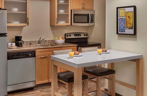 Highland Hills Casa | Best Place to Stay in Lombard! Free Parking, Pets Allowed