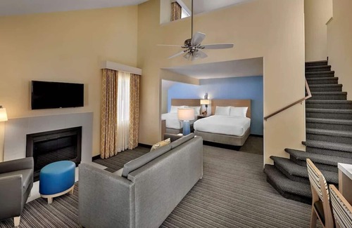 Highland Hills Casa | Best Place to Stay in Lombard! Free Parking, Pets Allowed