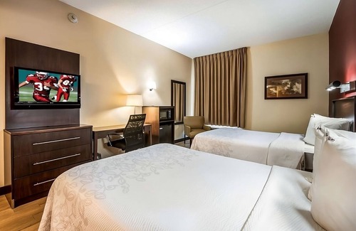 East Garden City Casa | Best Place to Stay in NYC! 2 Pet-Friendly Units, Near Nassau County Aquatic Center!