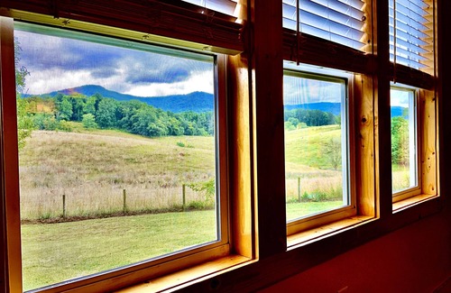 Dandridge Casa | Best Views at the Baxter Farmhouse