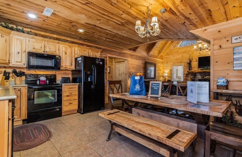 Branson Cedars Cabina | Cross Timber Lodge- 3 dormitorios y mesas de juegos y loft - ¡Las mejores vistas en toda el área! Bañera de hidromasaje y parrilla