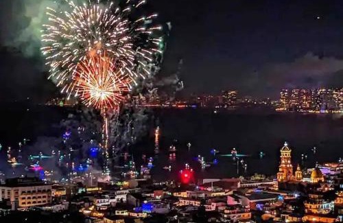 Alta Vista Apartamento | BEST Views of PV-Banderas Bay from Rooftop Infinity Pool-Luxury Condo
