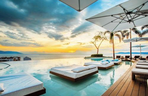 Alta Vista Apartamento | BEST Views of PV-Banderas Bay from Rooftop Infinity Pool-Luxury Condo