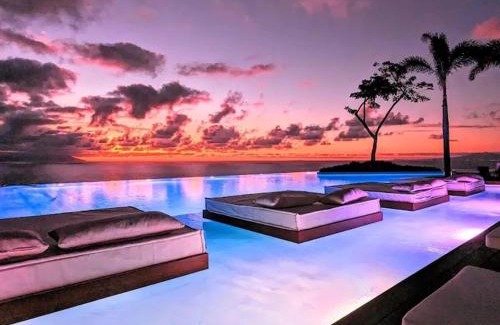 Alta Vista Apartamento | BEST Views of PV-Banderas Bay from Rooftop Infinity Pool-Luxury Condo