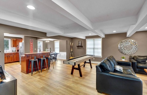Ellicottville Apartamento | Best Village Location! Firepit/Games/Bar/Yard/Outdoor Movie Theater/Etc.