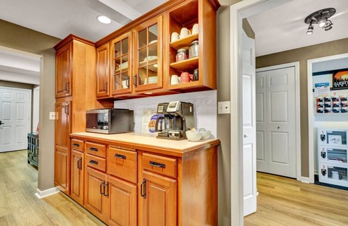 Ellicottville Apartamento | Best Village Location! Firepit/Games/Bar/Yard/Outdoor Movie Theater/Etc.