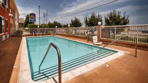 Broken Arrow Hotel | Best Western Kenosha Inn