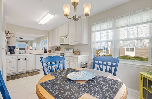 Ocean View Condominio | Bethany Bay condo with pool, fireplace, screened porch & AC