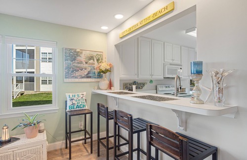 Ocean View Condominio | Bethany Bay condo with pool, fireplace, screened porch & AC