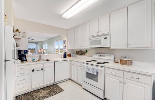 Ocean View Condominio | Bethany Bay condo with pool, fireplace, screened porch & AC